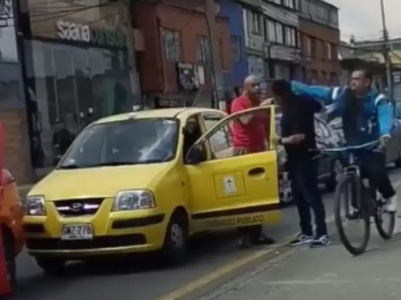 Video: Con un ‘calvazo’, ciclista evitó trancón y riña entre conductores en Bogotá