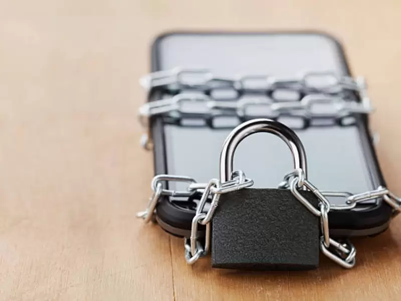 Celular en un banco Uso del celular es prohíbido en un banco