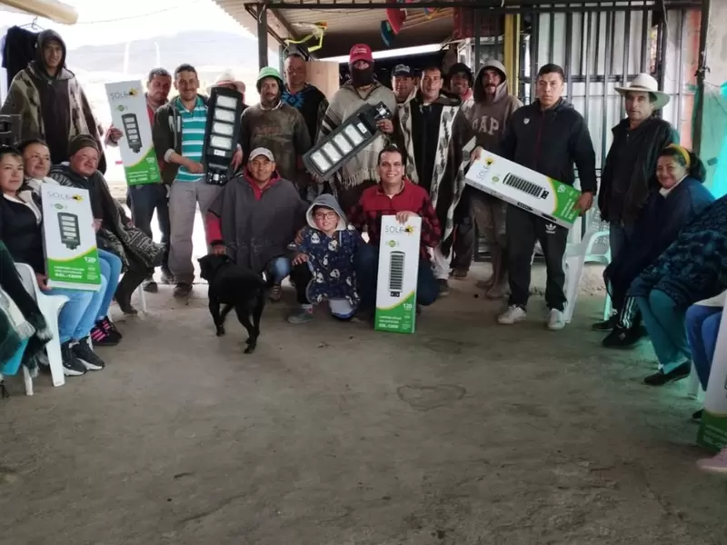 Campesinos en Berlín arreglan alumbrado público con energía solar