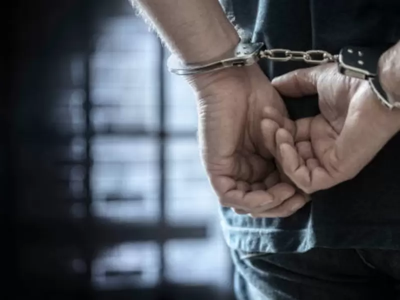 Captura Mujer que dejó 22 kilos de heces humanas al frente de una estación de Policía.