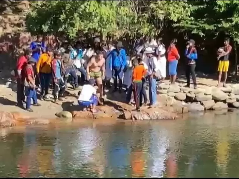 Comunidad auxiliando al menor.