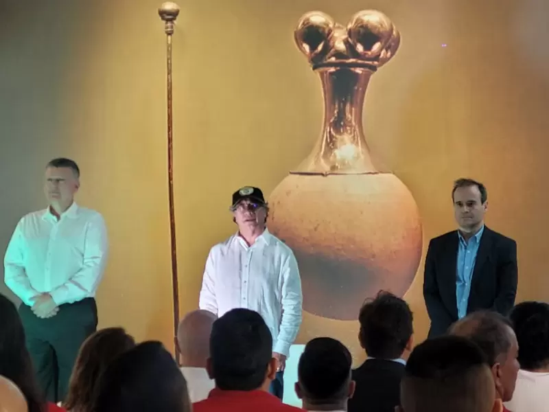 El presidente pidió a los empresarios invertir en regiones más afectadas por el narcotráfico, pues propuso que se siembre cacao en algunas regiones para combatirlo.
