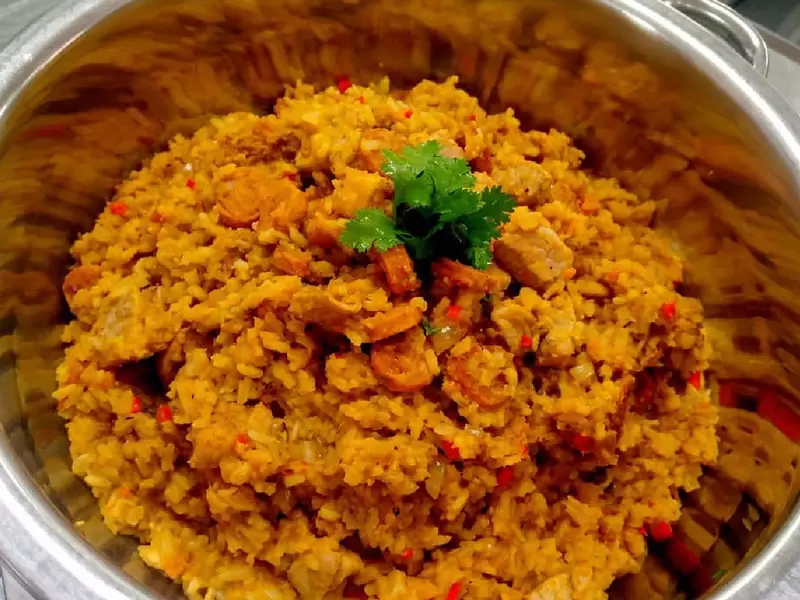 olla grande con arroz atollado