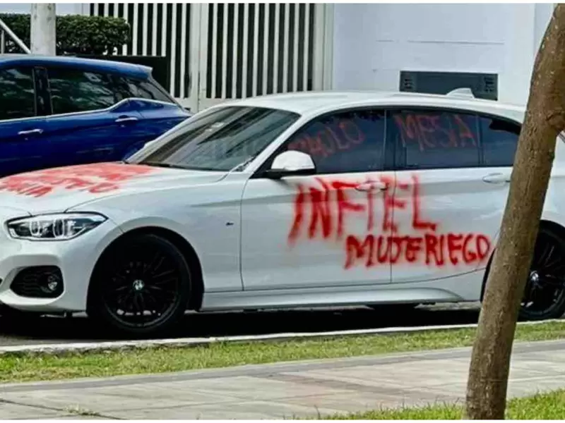 mujer raya camioneta de alta gama a su esposo, un funcionario público mujer raya camioneta de alta gama a su esposo, un funcionario público