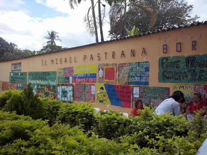 El cabello largo o tinturado y piercing quedan prohibidas en colegio del Huila