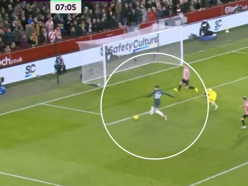 Darwin Núñez desperdició gol con Liverpool