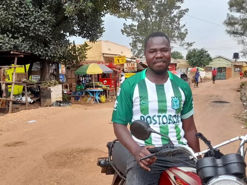 Hincha de Nacional en Uganda