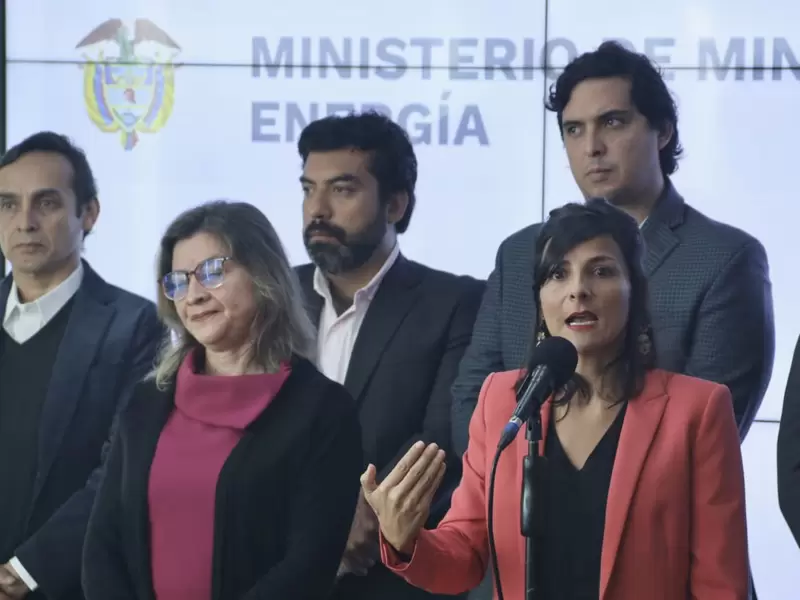 Ministra de Minas, Irene Vélez (der), explica informe sobre recursos y reservas.