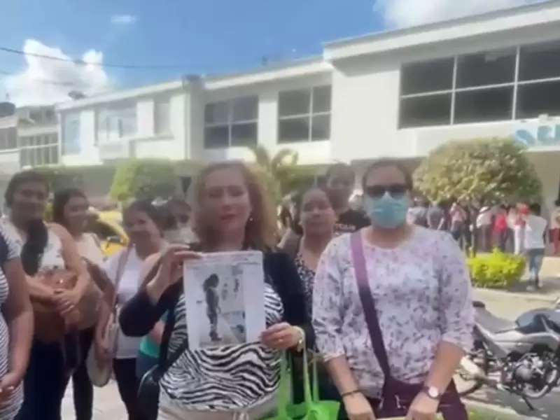 madres realizan plantón en Sanitas Bucaramanga