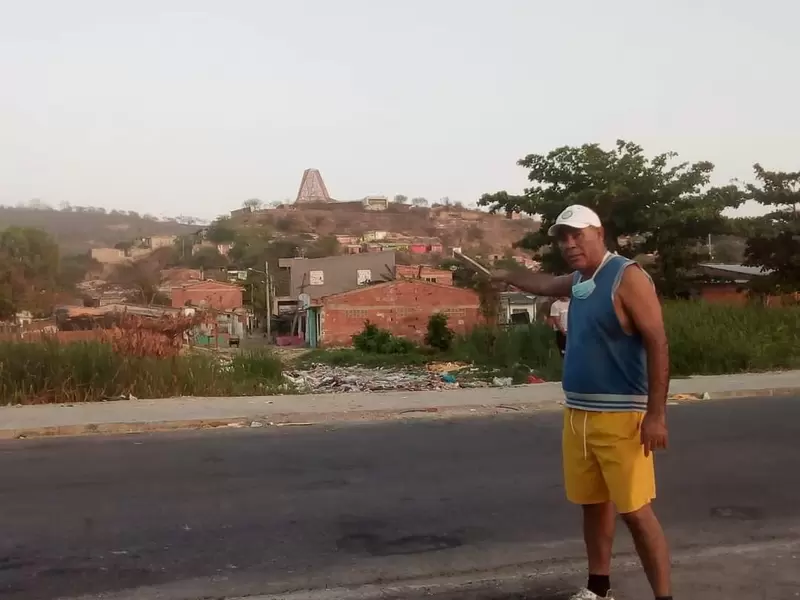 Cerca de 50 personas llegaron a su vivienda para amenazarlo con palos, puedras y machetes