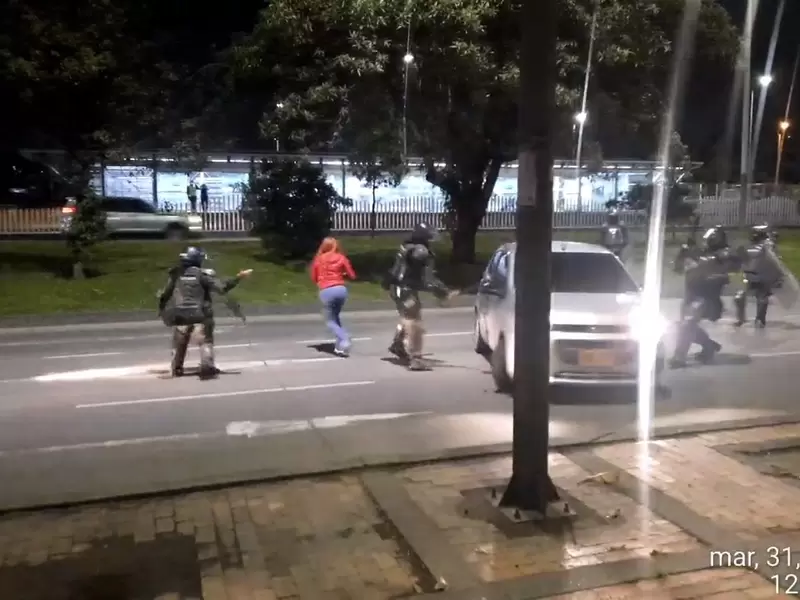 Policía asegura que hombre que fue sacado de su vehículo habría agredido a un uniformado