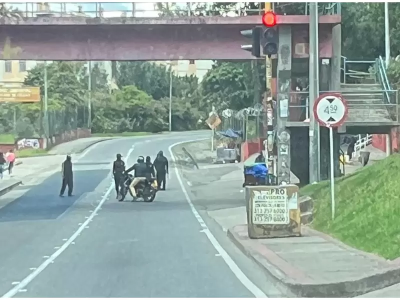 Protestas bloquean el paso en la avenida Circunvalar: Encapuchados impiden el tránsito Protestas bloquean el paso en la avenida Circunvalar: Encapuchados impiden el tránsito