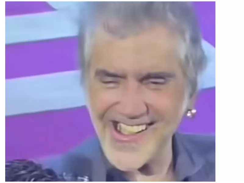 Alejandro Fernández y su extraño movimiento de mandíbula