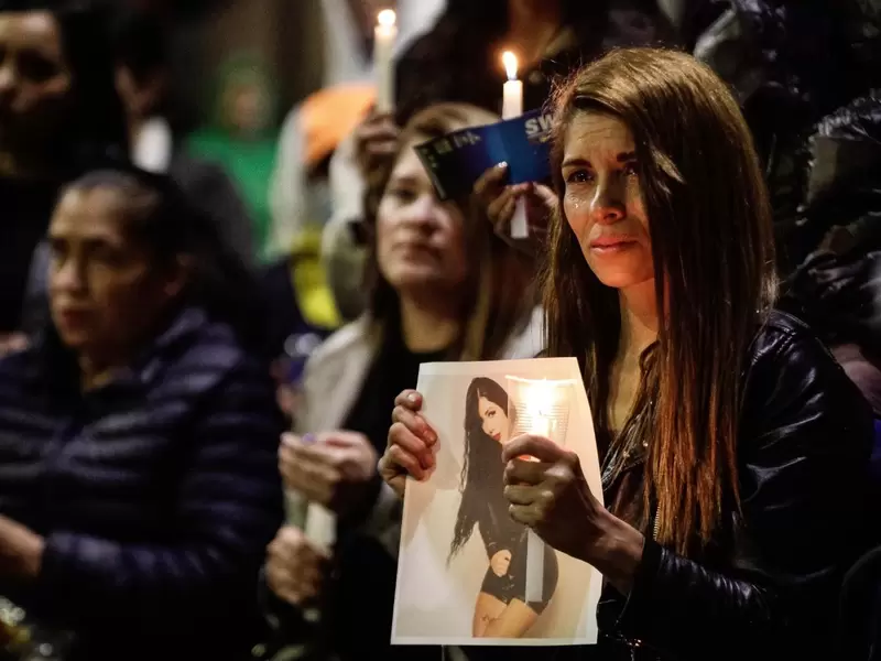 Madre de Valentina Trespalacios con una vela y su fotografía