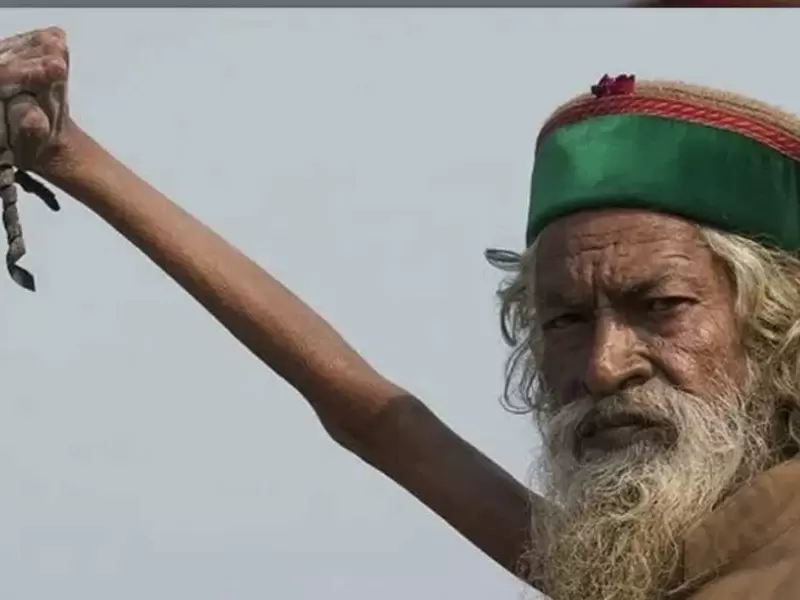 El hombre que lleva 50 años con un brazo en alto, ¿Por qué? El hombre que lleva 50 años con un brazo en alto, ¿Por qué?