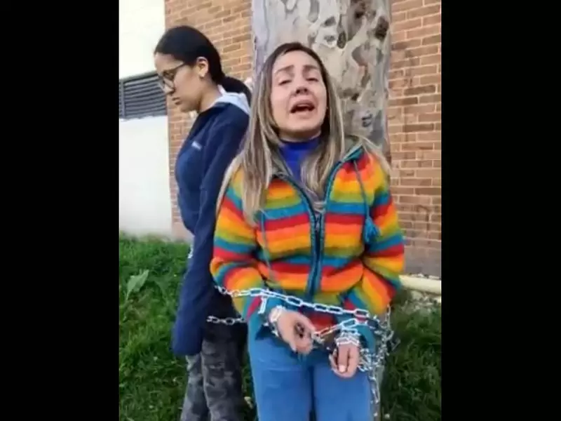 Mujeres se encadenan a árbol en Marsella Mujeres se encadenan a árbol en Marsella