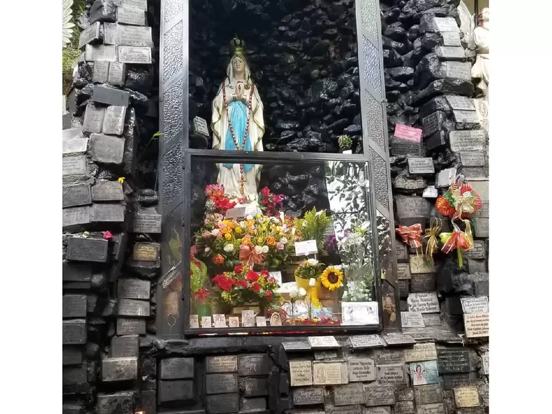 Santuario de la Virgen de la Aguacatala , en medio de las placas que le regalan