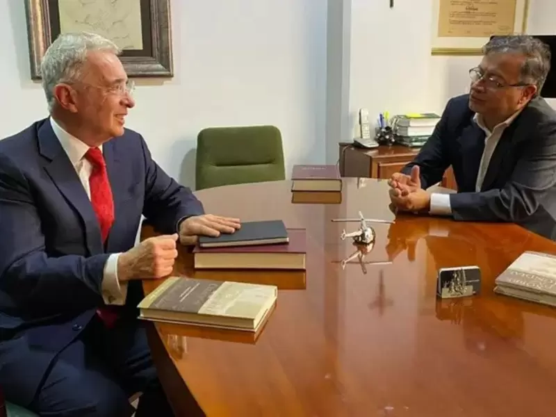 Gustavo Petro y Álvaro Uribe.