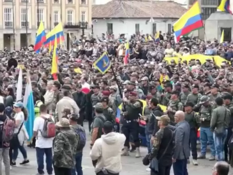 Cientos de reservistas salen a marchar contra Gobierno Petro en la Plaza de Bolívar