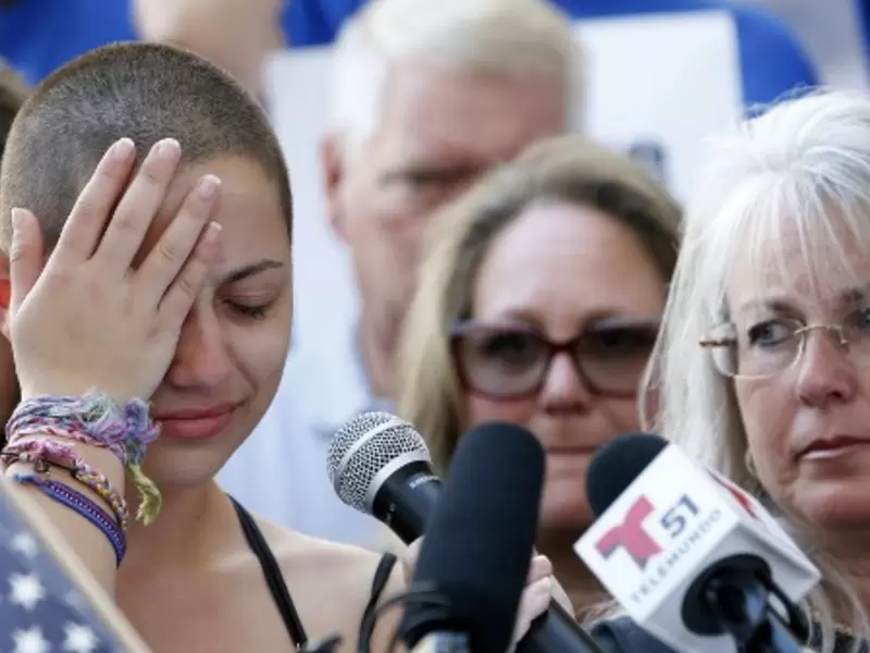 "A cada político que recibe donaciones de NRA: ¡qué vergüenza!", gritaban. "A cada político que recibe donaciones de NRA: ¡qué vergüenza!", gritaban.