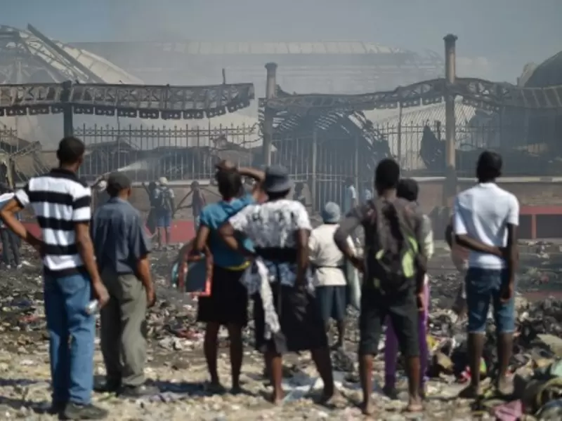 El famoso Mercado de Hierro de la capital haitiana fue devastado por un incendio El famoso Mercado de Hierro de la capital haitiana fue devastado por un incendio