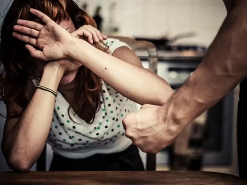 Violencia contra mujer: abuelita golpeada por echar mucha sal a arroz Violencia contra la mujer