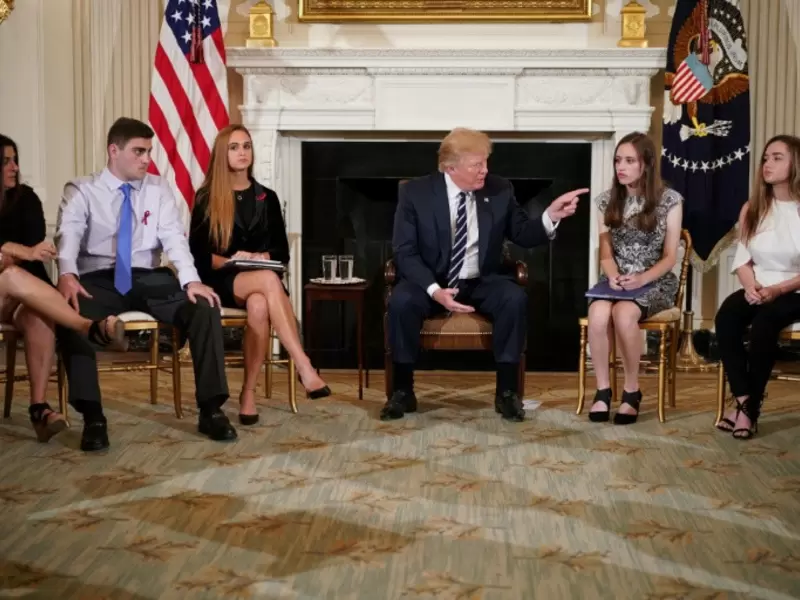 Donald Trump con sobrevivientes de tiroteos. Donald Trump con sobrevivientes de tiroteos.