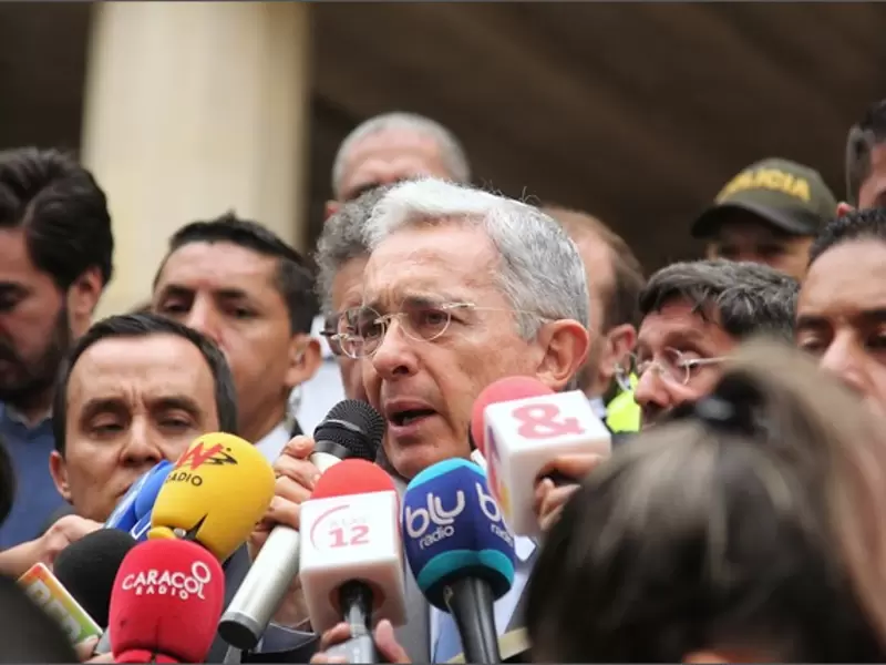 ÁLVARO URIBE VÉLEZ ÁLVARO URIBE VÉLEZ