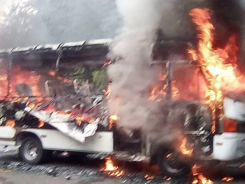 Bus incinerado en Corinto Bus incinerado en Corinto