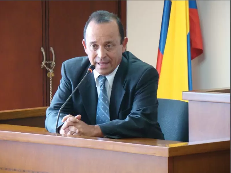 SANTIAGO URIBE VÉLEZ SANTIAGO URIBE VÉLEZ