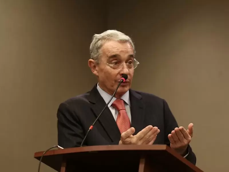 Uribe en rueda de prensa: Colpresa Uribe en rueda de prensa: Colpresa