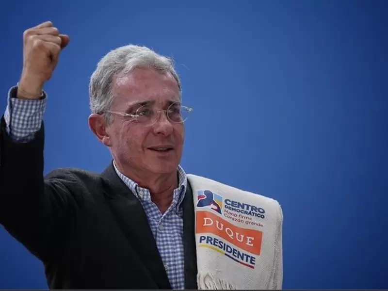 ÁLVARO URIBE VÉLEZ ÁLVARO URIBE VÉLEZ