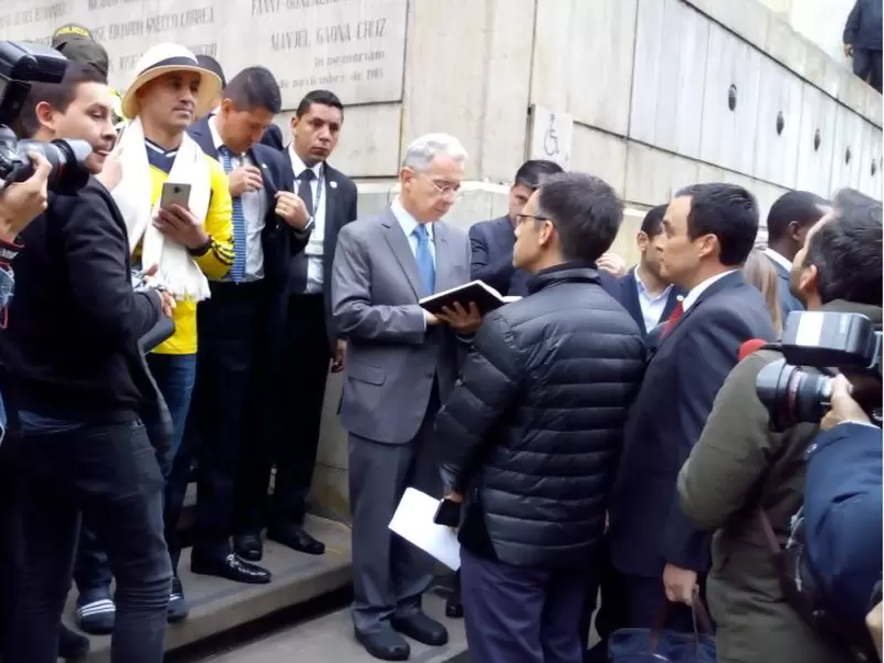 URIBE EN LA CORTE URIBE EN LA CORTE