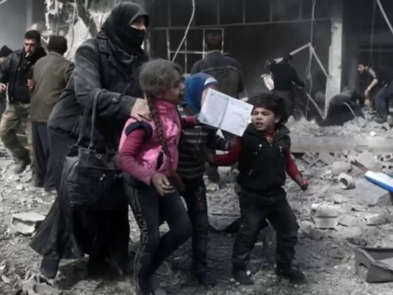 Según un diario cercano al presidente sirio, Bashar al Asad, esta nueva campaña de bombardeos es preludio de una ofensiva terrestre de las fuerzas progubernamentales. Según un diario cercano al presidente sirio, Bashar al Asad, esta nueva campaña de bombardeos es preludio de una ofensiva terrestre de las fuerzas progubernamentales.