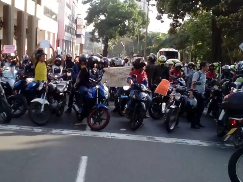Motociclistas protestan en Cali Motociclistas protestan en Cali