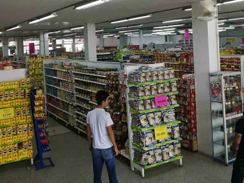 El comercio se ve hoy en día seriamente afectado por los robos 'hormiga'. Supermercados al servicios de las Farc.