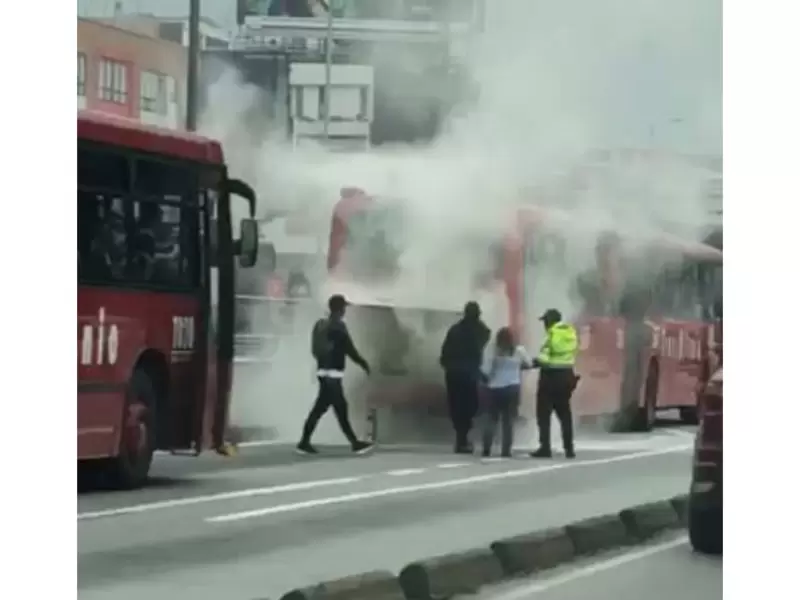 Bus de TransMilenio se incendió Bus de TransMilenio se incendió