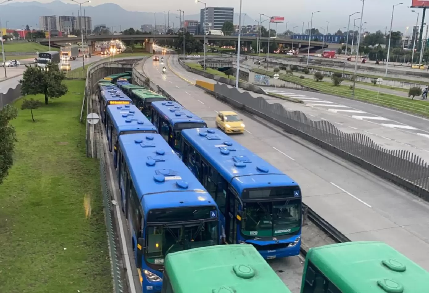 Conductores de Transmilenio salieron a protestar este martes en el portal El Dorado