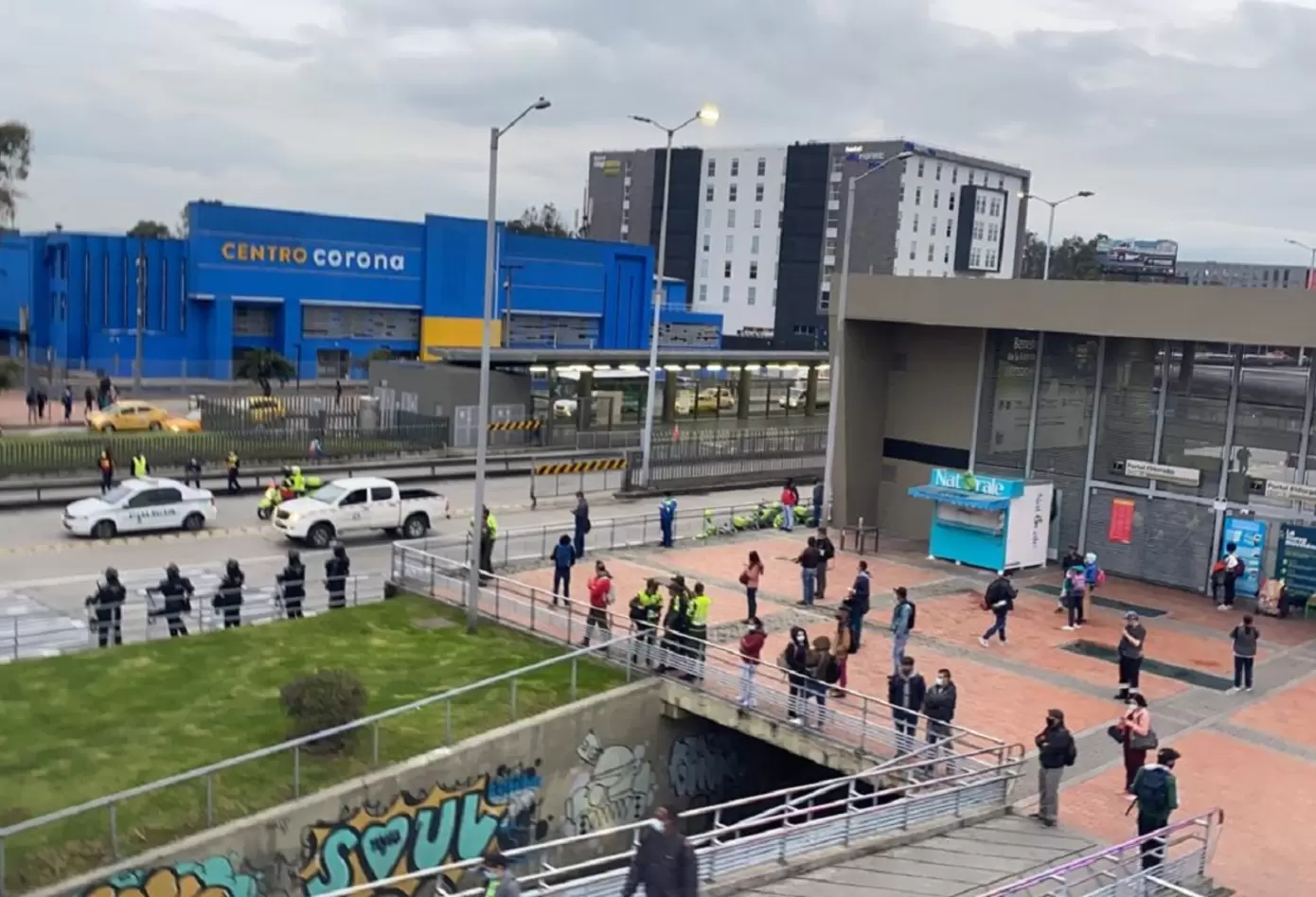 Conductores de Transmilenio salieron a protestar este martes en el portal El Dorado