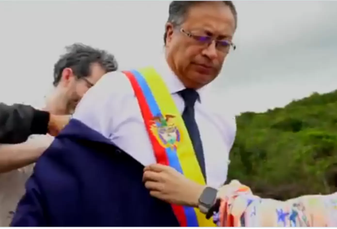 imagen de Gustavo Petro posando con la banda presidencial