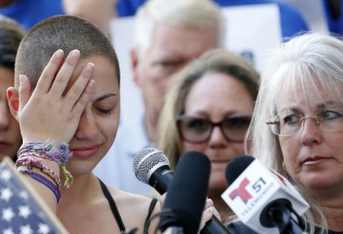"A cada político que recibe donaciones de NRA: ¡qué vergüenza!", gritaban. "A cada político que recibe donaciones de NRA: ¡qué vergüenza!", gritaban.