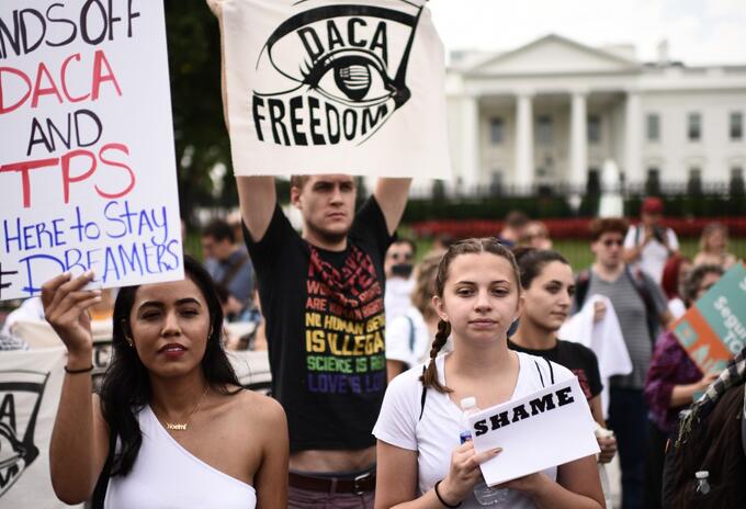 "Dreamers" protestan frente a la Casa Blanca. "Dreamers" protestan frente a la Casa Blanca.