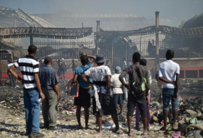 El famoso Mercado de Hierro de la capital haitiana fue devastado por un incendio El famoso Mercado de Hierro de la capital haitiana fue devastado por un incendio