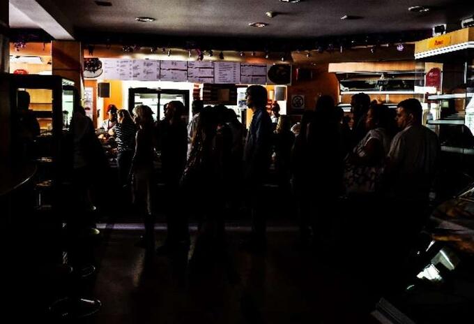 Los cortes intempestivos de luz son cotidianos en varias regiones de Venezuela. Los cortes intempestivos de luz son cotidianos en varias regiones de Venezuela.