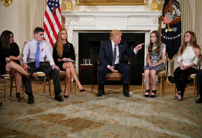 Donald Trump con sobrevivientes de tiroteos. Donald Trump con sobrevivientes de tiroteos.