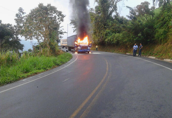 Camión incendiado Camión incendiado