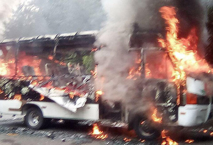 Bus incinerado en Corinto Bus incinerado en Corinto
