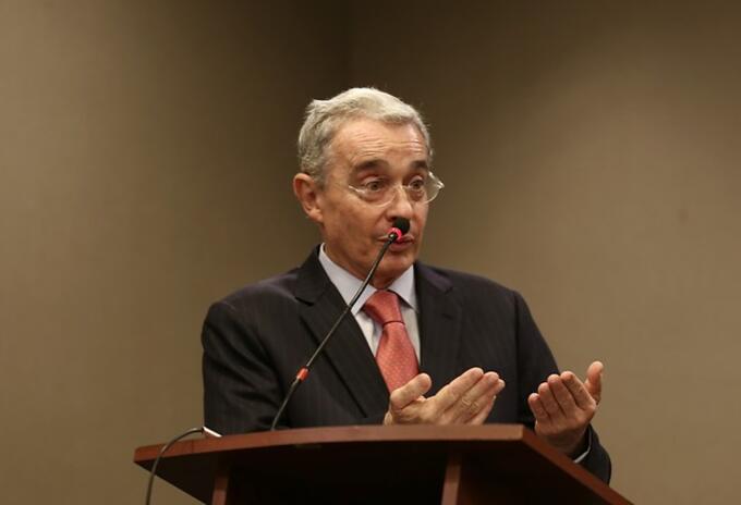 Uribe en rueda de prensa: Colpresa Uribe en rueda de prensa: Colpresa