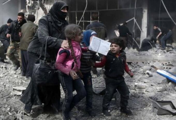 Según un diario cercano al presidente sirio, Bashar al Asad, esta nueva campaña de bombardeos es preludio de una ofensiva terrestre de las fuerzas progubernamentales. Según un diario cercano al presidente sirio, Bashar al Asad, esta nueva campaña de bombardeos es preludio de una ofensiva terrestre de las fuerzas progubernamentales.