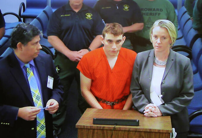 El adolescente fue capaz de comprar un rifle de asalto AR-15, pese a las numerosas alertas que recibieron varias agencias. El adolescente fue capaz de comprar un rifle de asalto AR-15, pese a las numerosas alertas que recibieron varias agencias.